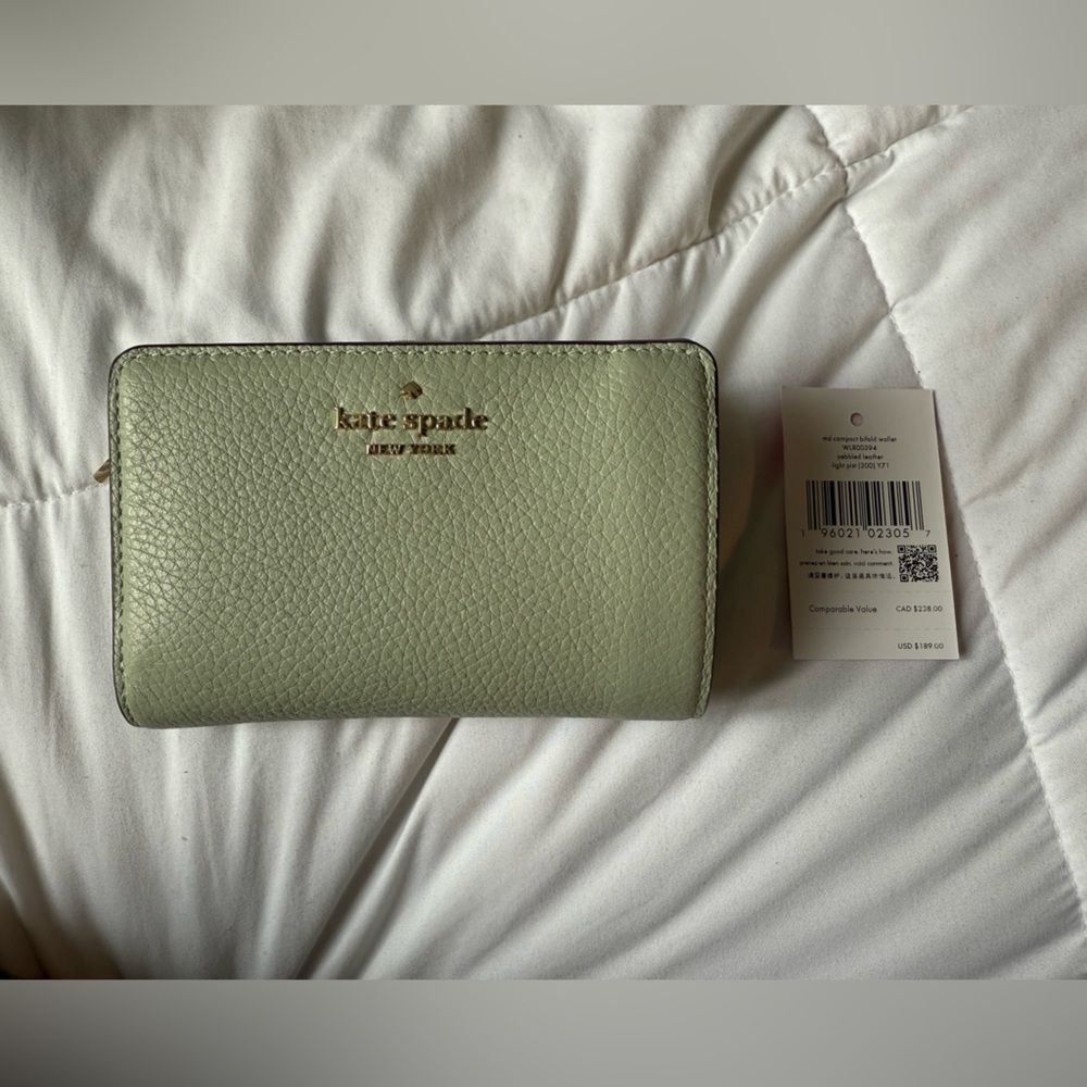 Medium compact bifold wallet